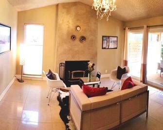Quiet Oasis With Pool & Hot Tub Just off Riverfront - Rancho Cordova - Living room