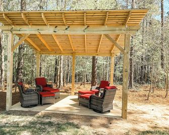 Peaceful Off-Grid Screenhouse Getaway on a Farm near Kerr Lake North Carolina - Henderson - Innenhof