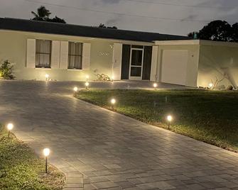Cozy House in SE Cape Coral. Pet-friendly! - Cape Coral - Building