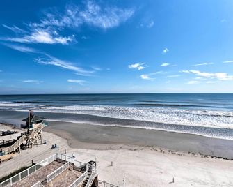 Oceanfront Daytona Beach Studio with Balcony! - Daytona Beach Shores - Beach