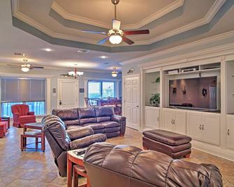 Waterfront Slidell Home with Boat Dock and Canal View! - Slidell - Living room
