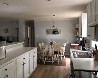 Waterfront Cottage Hideaway! - Manning - Dining room