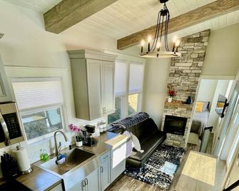 Delightful Tiny Home w/ 2 beds and indoor fireplace - McKinleyville - Kitchen