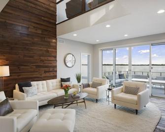Lakefront Luxury - Mound - Lounge