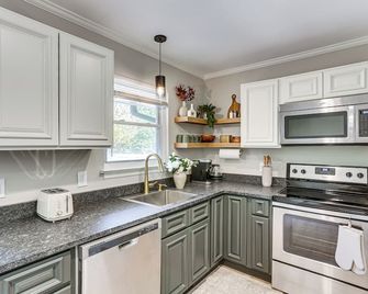 Modern Retreat w/ Fire Pit Near Harrison Bay! - Chattanooga - Kitchen