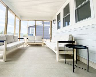 Modern New-Build w/ Screened Porch - Walk to Beach - Michigan City - Soggiorno