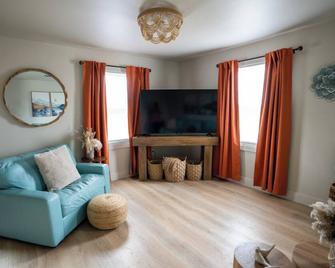Charming 1-bedroom apartment. Pet friendly, King Bed, Washer & Dryer - Monroe - Sala de estar