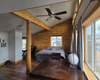 Trailside Alaska - King, Wifi, Shower, Kitchen/Coffee, Deck - Willow - Habitación