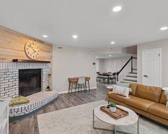 Summer Rate Special! Chadwick Townhouse - Dothan - Living room
