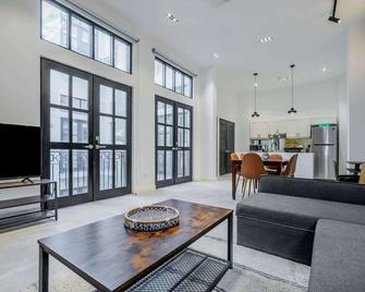 w | Impeccable 1BR in Plaza Catedral - Ciudad de Panamá - Sala de estar