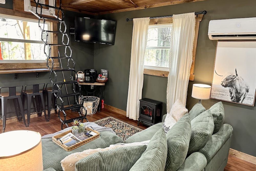 Treehouse W/ Hot Tub & Wi-Fi, Secluded + River Access