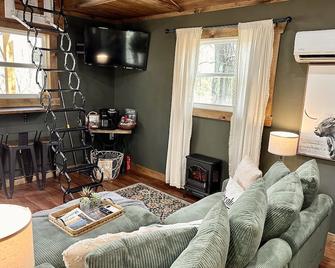 Treehouse W/ Hot Tub & Wi-Fi, Secluded - Imboden - Salon