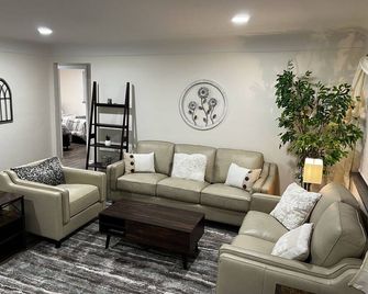 Charming Loveland home, Close to everything! - Loveland - Living room