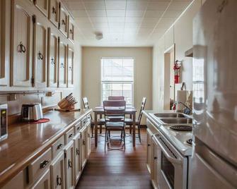 Downtown Two Bedroom, One Bathroom Rental - Sitka - Kuchyň