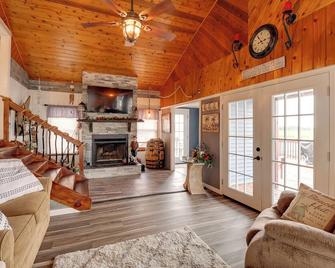 Oceanfront Milford Home with View and Boat Access - Milford - Living room