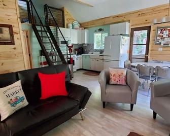 The Hideaway Concealed Cabin East Zion & Bryce - Glendale - Living room