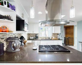 Vibrant 3BR Craftsman w/Patios & Fire Pits - Seattle - Kitchen