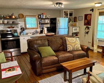New Listing! Convenient Cottage - Hot Tub, 4 Minutes to Dahlonega - Dahlonega - Living room