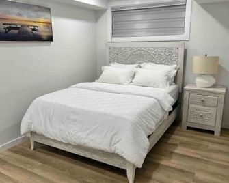Vinash Luxury Suite - Edmonton - Bedroom