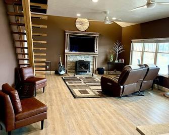 Peaceful Private Waterfront Home - Redwood - Living room
