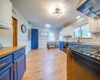 Central Erie Vacation Rental about 2 Mi to Beach! - Erie - Cocina