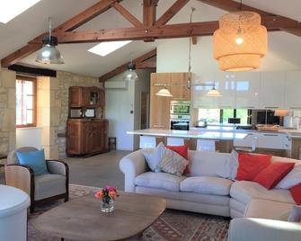 New luxury renovation of an ancient stone barn in a medieval bastide village - Montcabrier - Sala de estar