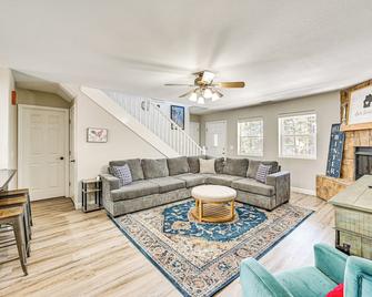 1 Mi to NAU High-Country Home with Gorgeous Views! - Flagstaff - Living room