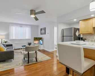 Cozy 2 BR in Short North Convenient Parking - Columbus - Living room