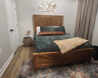 Over the Railroad, Private Modern Farmhouse w/ Late Checkout - Elizabeth City - Bedroom