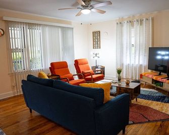 Tater Tot's Bungalow - Cozy Home With a BIG Heart! - Rock Hill - Living room