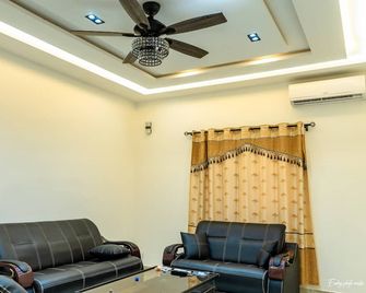 Chic 1-bedroom with AC and WiFi in awesome Lomé security agent - Lomé - Living room