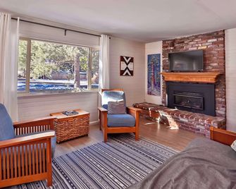 Charming Cherokee Cabin Secluded Stay for 6 Just 10 Minutes to Tahoe! - South Lake Tahoe - Living room