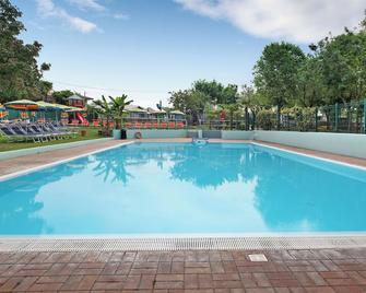 Apartment 'Casa Mobile 11 Amici di Lazise' with Pool, Garden, A/C & Wi-Fi - 拉齊塞 - 游泳池