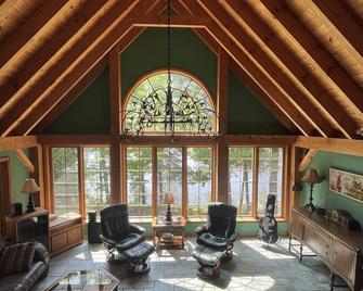 A great place to make family memories in a beautiful lake front cottage. - Highland Grove - Sala de estar