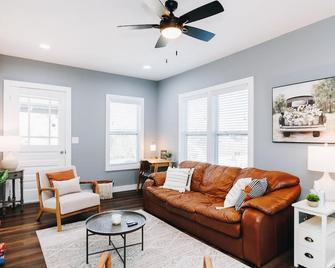 Mid Century 1/4 mile to Downtown Main Street - breweries, coffee, dining, shops - Monroe - Wohnzimmer