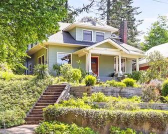 Upper Apartment in Classic Craftsman Home Duplex - Seattle - Building