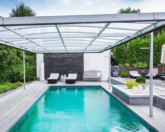 Romantik Hotel Neuhaus - Iserlohn - Pool