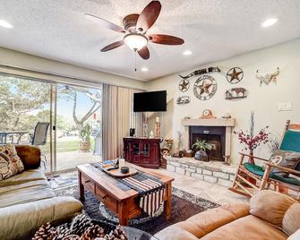 1185 Parkview Dr Unit 22 - Canyon Lake - Living room