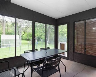 Riverfront Retreat Entire house - Kayaks • Hot Tub • Game Zone • Firepit - Muncie - Essbereich