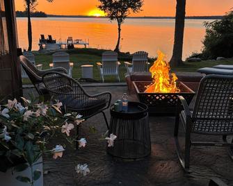 Spectacular Home on Mississippi Lake Near Ottawa, Perth and Stonefields Estate - Perth - Binnenhof