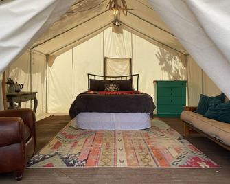 Elk Ridge Casita/Glamping in large canvas tent with stunning views - Ignacio - Bedroom