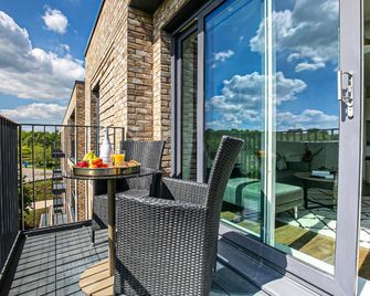 Penthouse Apartment - City Centre - Secure Parking, Balcony, Self-Check-In, Fast Wifi and Smart TV with Netflix by Yoko Property - Milton Keynes - Balcony
