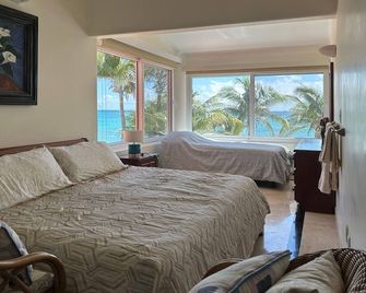 Casa De Las Conchas Luxury Beach Front Villa - Akumal - Bedroom