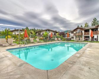 Sunny Condo W/ A Balcony, Shared Pools, Hot Tub, Game Room - Near Downtown! - Leavenworth - Bazén