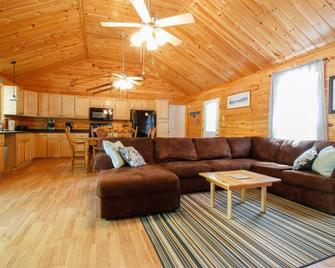 Embrace 'Maine - the Way Life Should be' at this cabin on Long Lake-Bridgton - Bridgton - Living room