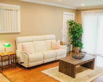 In the Heart of Santa Clara, Near Apple HQ & Santana Row: Modern 3-Bedroom Home - Santa Clara - Wohnzimmer