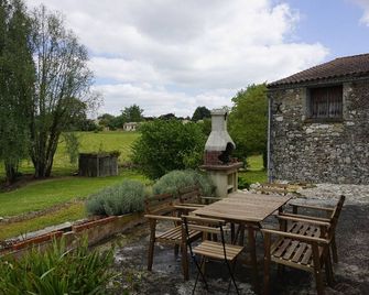 3 bedroom private vacation home in vãlines - Vélines - Patio