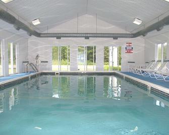 Mackinaw Budget Inn - Mackinaw City - Piscina