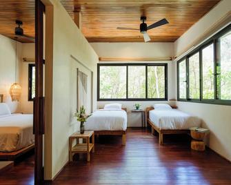 re center - Cobano - Bedroom