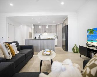 City Escape At Loft Apartments - Cairns Cbd - Cairns - Living room
